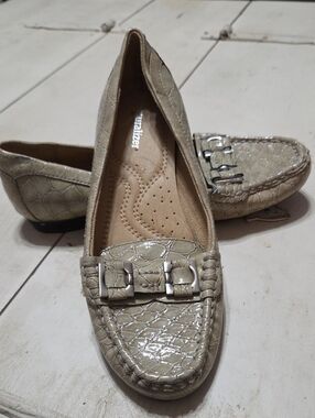 Naturalizer Women's Taupe Croc-Embossed Loafers with Silver Buckle 6.5  F8/22